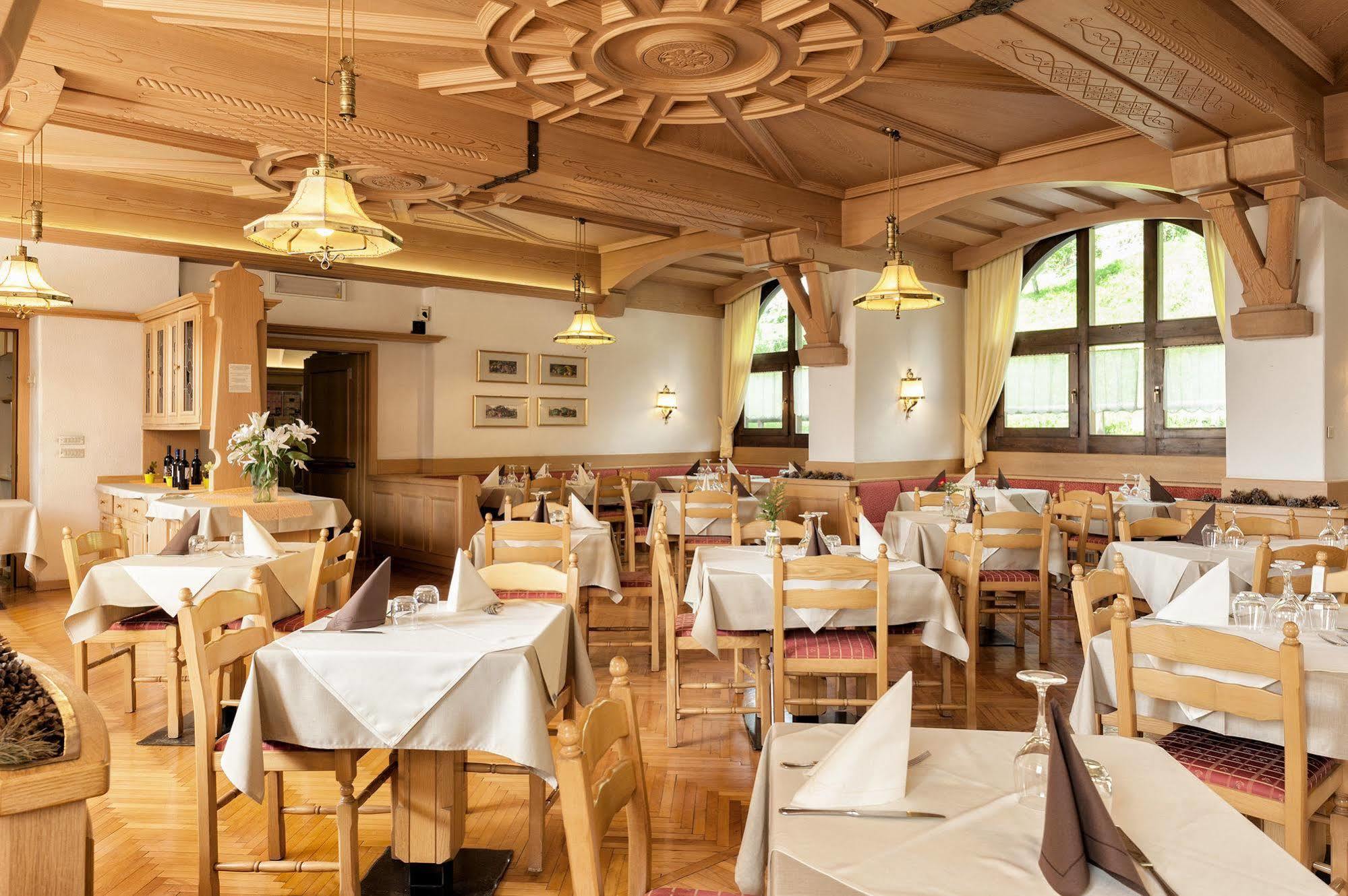 Hotel Alla Rocca Varena Eksteriør bilde