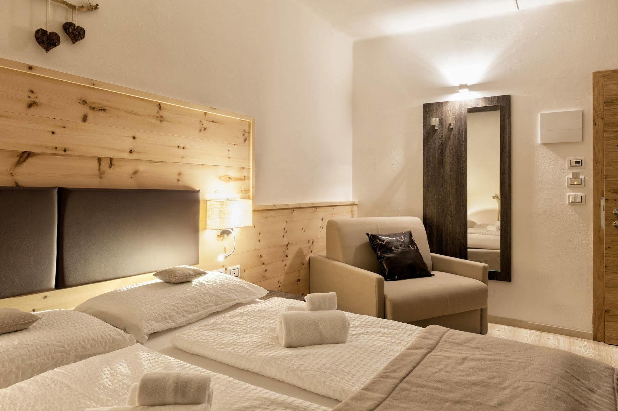 Hotel Alla Rocca Varena Eksteriør bilde