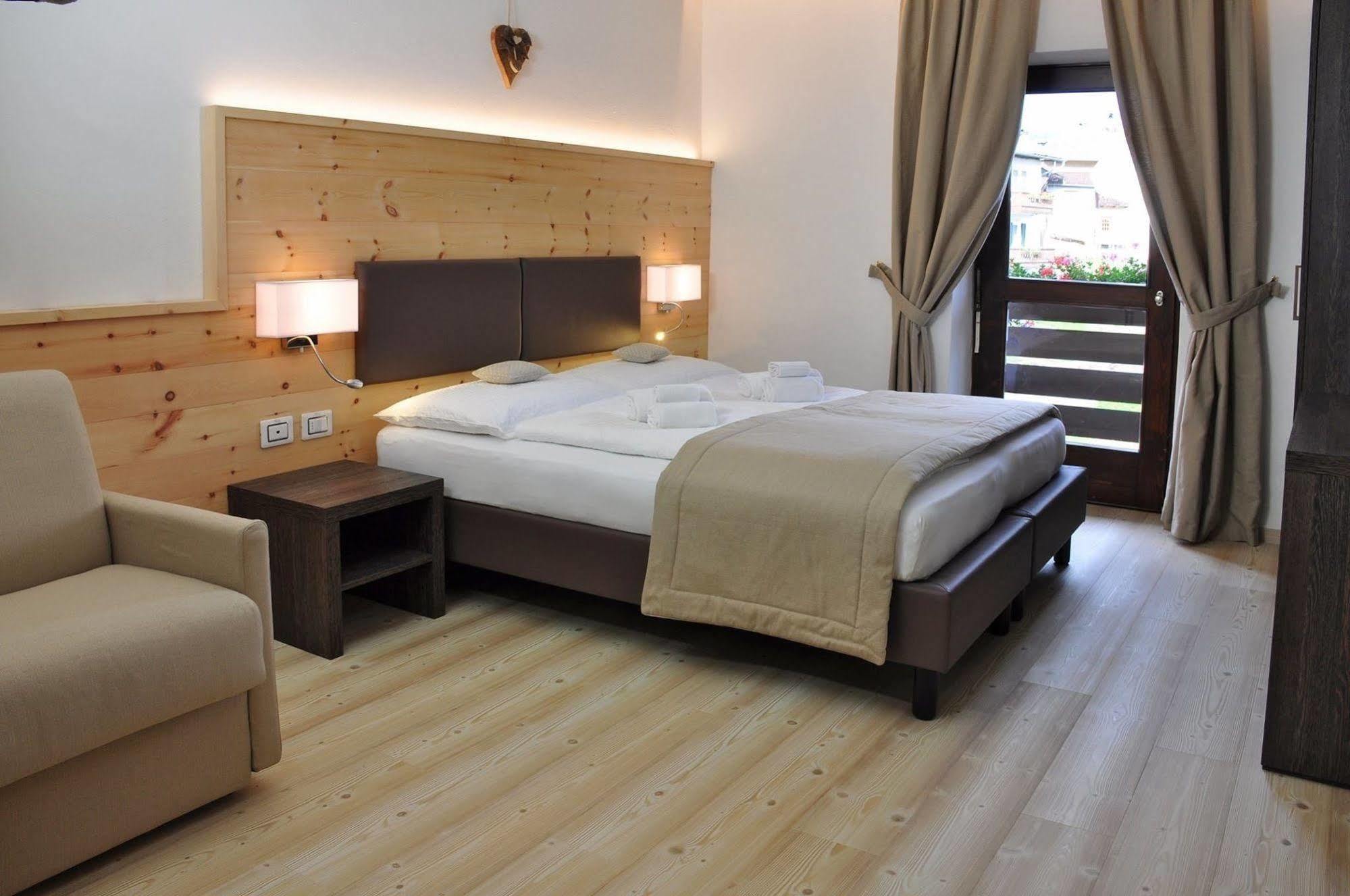 Hotel Alla Rocca Varena Eksteriør bilde