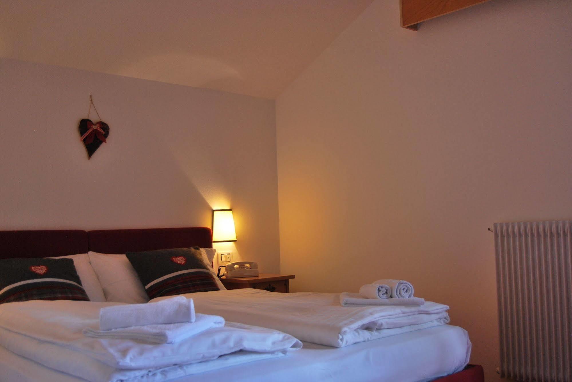 Hotel Alla Rocca Varena Eksteriør bilde