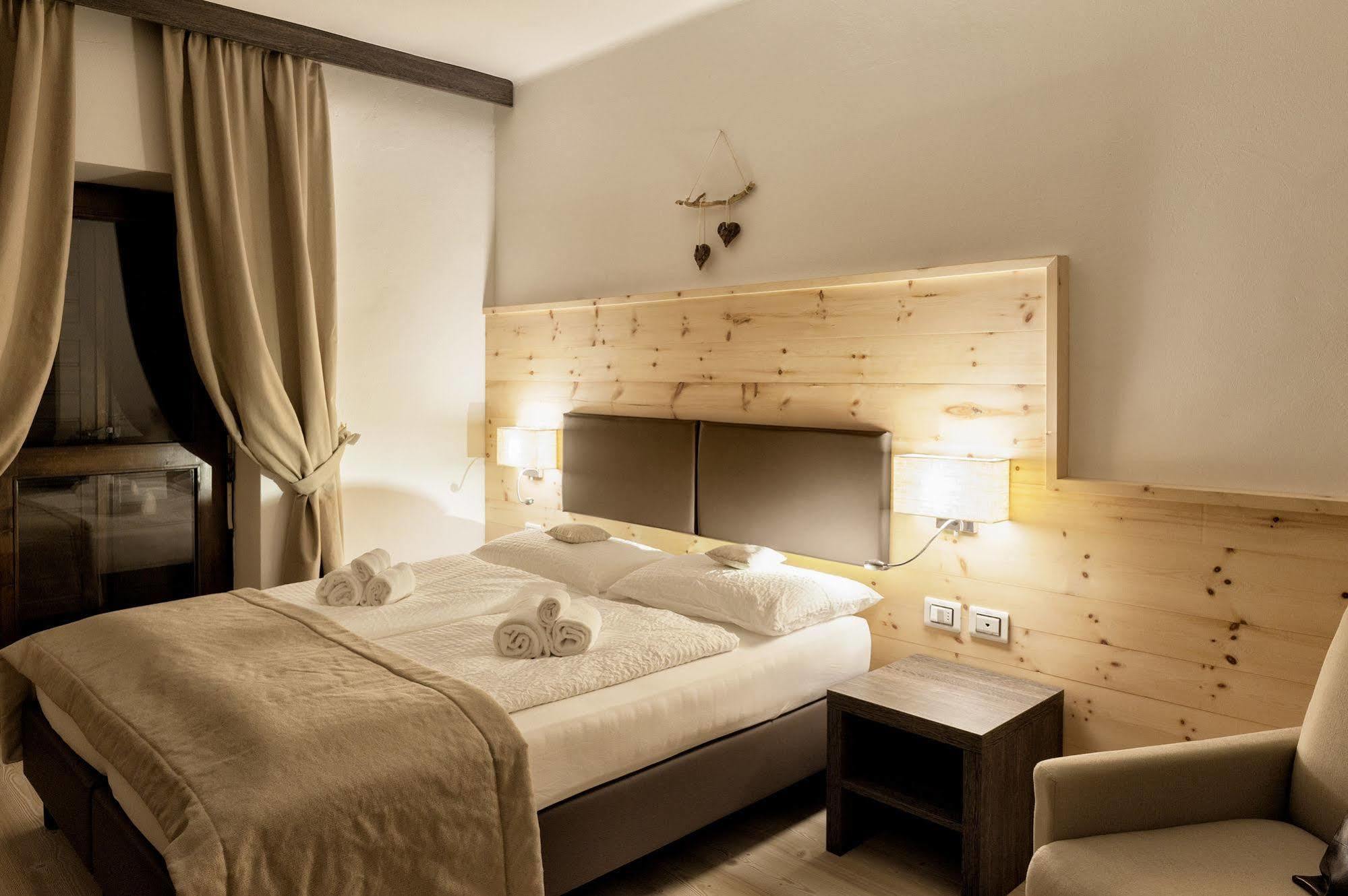 Hotel Alla Rocca Varena Eksteriør bilde